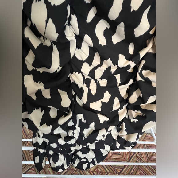 Modern lightweight dress, ruffle detail with professional but fun look - Picture 6 of 9